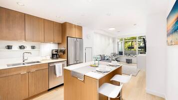 Four à micro-ondes, un four, surface de cuisson, lave-vaisselle