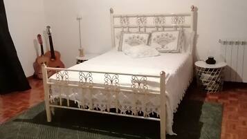 4 slaapkamers, een strijkplank/strijkijzer, gratis wifi, beddengoed