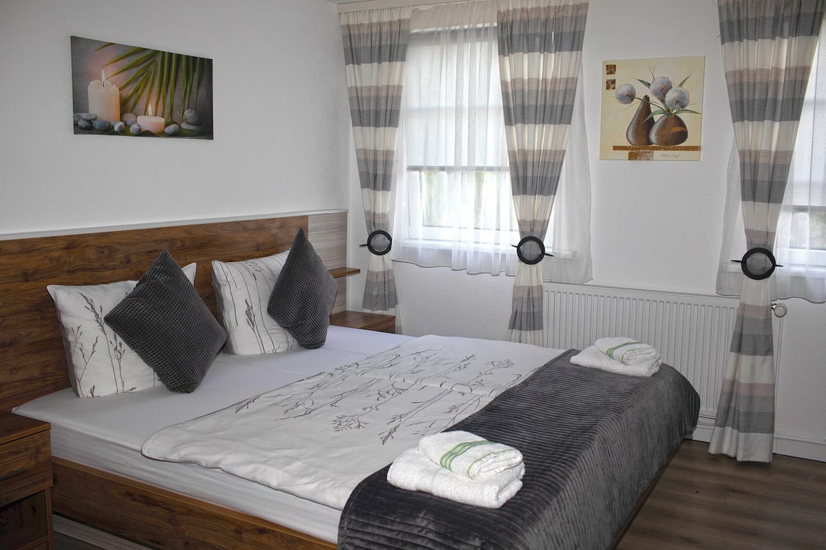 Chambre Double ou avec lits jumeaux | Fer et planche à repasser, Wi-Fi gratuit