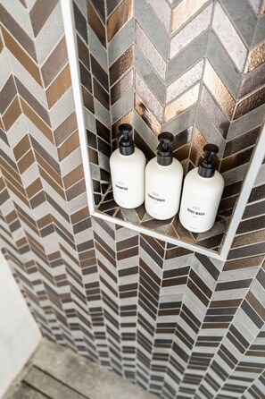 Shower, hair dryer, towels, shampoo - Dagger Tree Oasis by Homestead Modern (Landers)