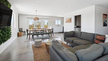 電視、壁爐、書籍、音響