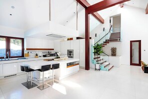 Coffee/tea maker, cookware/dishes/utensils