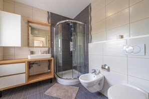 Dusche, Whirlpool, Haartrockner, Bidet