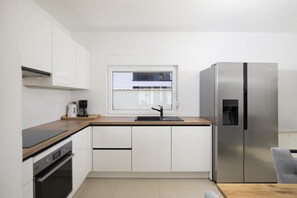 Réfrigérateur, four, plaque de cuisson, lave-vaisselle