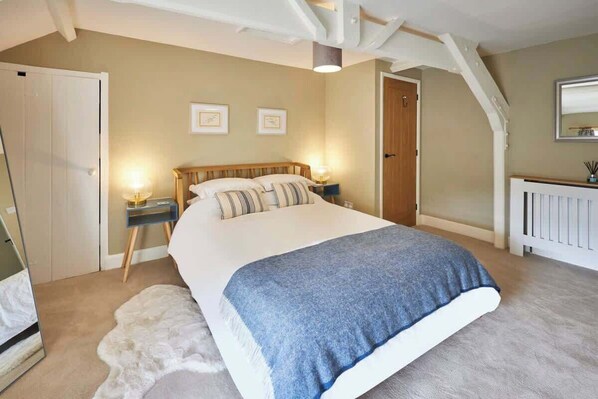 3 bedrooms, desk, iron/ironing board, travel crib
