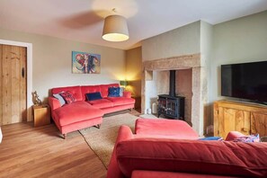 تلفزيون، مدفأة، كُتُب، مكتب