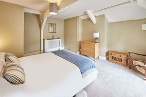 3 soveværelser, skrivebord, strygejern/strygebræt, weekendseng