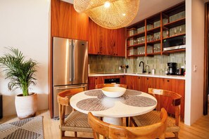Réfrigérateur, four à micro-ondes, un four, surface de cuisson
