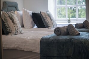 2 bedrooms, premium bedding, free WiFi, bed sheets - The Stables - 2 Bedroom Cottage - Princes Gate (Narberth)