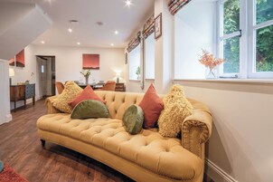 村舍 (2 Bedrooms) | 起居区 | 32-英寸智能电视 （配备有线频道）、壁炉