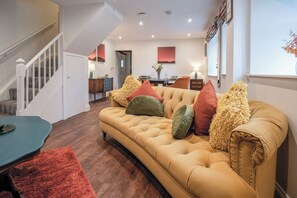 Mökki (2 Bedrooms) | Oleskelualue | 32–tuumainen äly-TV, jossa kaapelikanavat
