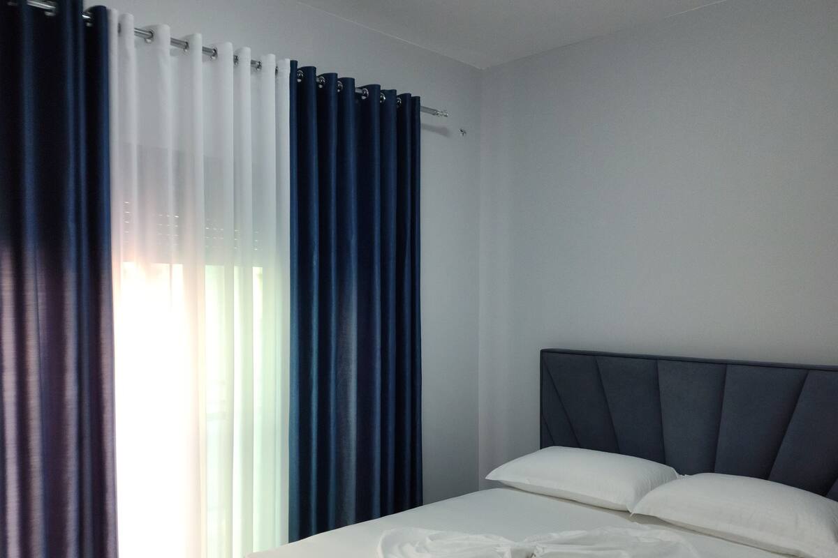 Desk, soundproofing, free WiFi