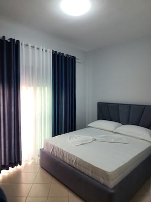 Desk, soundproofing, free WiFi