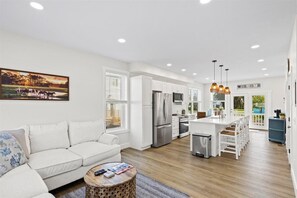 Smart TV, computer monitors - High Tide Hideaway by Seaside Vacations & Sales (Chincoteague Island)