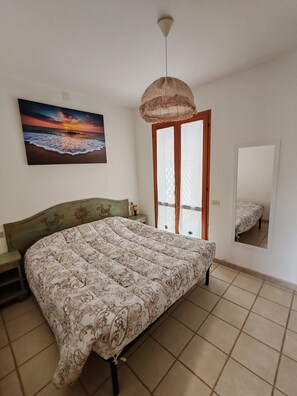 1 quarto, ferros/tábuas de passar roupa, berço de viagem