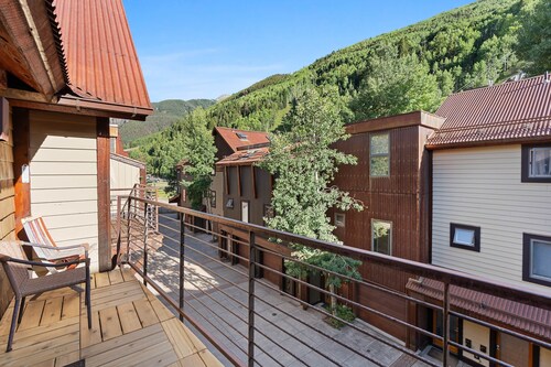 Double Diamond 9: Ski in/out, hot tub, fireplace, views!