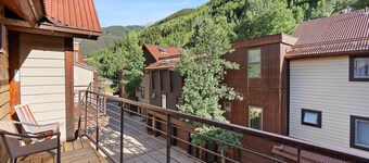 Double Diamond 9: Ski in/out, hot tub, fireplace, views!