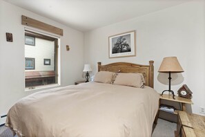 2 عدّة غرف نوم ومكواة/لوح كي وسرير سفر وواي فاي مجانًا