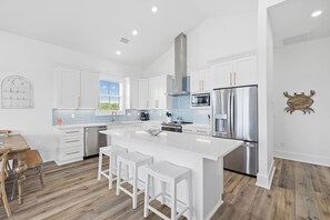 Fridge, microwave, oven, stovetop - Knee Deep: 4BR SGI Home - Pri. Pool, Pet Friendly, Sleeps 10, Amazing Location! (St. George IUsland)