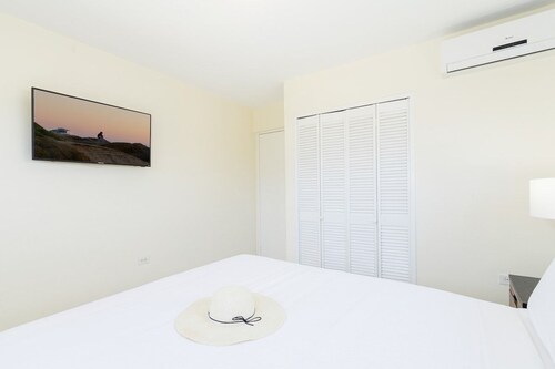 Luxury 6BR Villa w/ Private Pool near Palm Beach