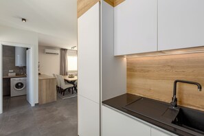 Kylskåp, ugn, spishäll och diskmaskin