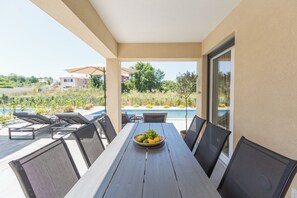 Outdoor dining - House Villa Lanterna 1. (Istria - Tar) (Tar)