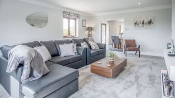 Casa (3 Bedrooms) | Área de sala de estar | Smart TV de 32 pulgadas con canales por cable y chimenea