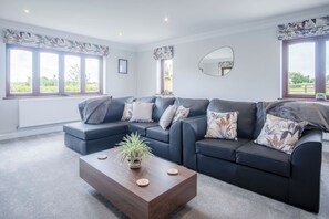 32-inch Smart TV with cable channels, fireplace - Springfield Lodge - 3 Bedroom Home - Princes Gate (Narberth)