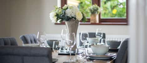 32-inch Smart TV with cable channels, fireplace