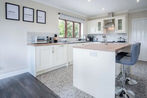 House (3 Bedrooms) | Private kitchen | Microwave, oven, stovetop, dishwasher - Springfield Lodge - 3 Bedroom Home - Princes Gate (Narberth)