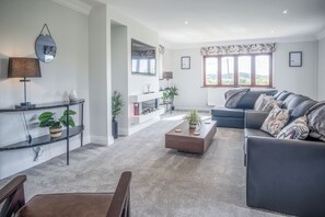 Hus (3 Bedrooms) | Oppholdsområde | En 32-tommers smart-TV med kabel-kanaler samt peis
