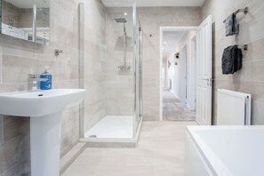 Shower, hair dryer, towels - Springfield Lodge - 3 Bedroom Home - Princes Gate (Narberth)