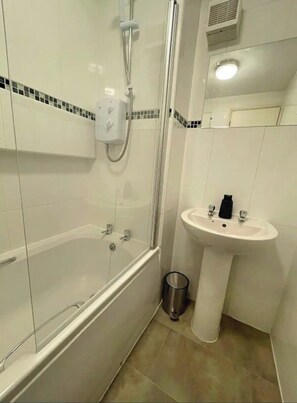 公寓 | 浴室 | 大花洒淋浴喷头、免费洗浴用品、吹风机、毛巾
