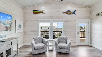 House, 4 Bedrooms | Living area | Smart TV