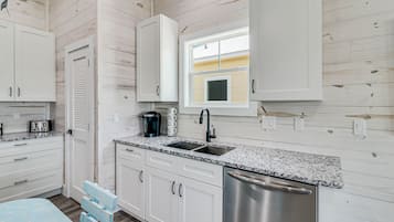 House, 4 Bedrooms | Private kitchen | Fridge, oven, stovetop, coffee/tea maker