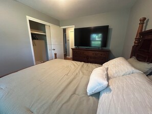 Makuuhuoneessa on sänky, lipasto, televisio ja vaatekaappi.