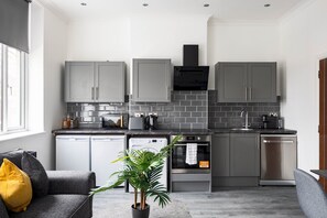 Fridge, oven, dishwasher - Edgware road modern 1-bedroom (London)