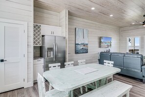 House, 3 Bedrooms | Tempat makan