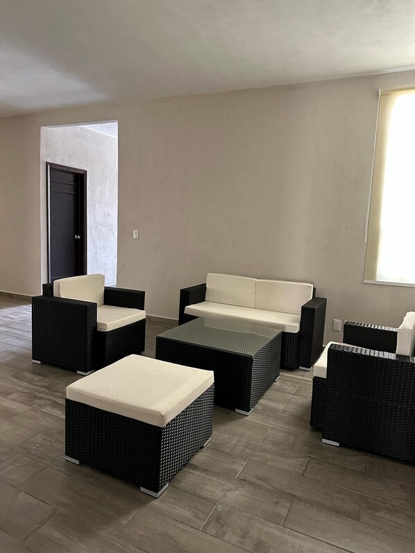 Businesshuoneisto | Oleskelualue | 40–senttinen äly-TV, jossa kaapelikanavat