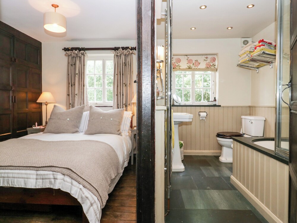 THE OLD HOUSE, pet friendly, with open fire in Troutbeck Bridge