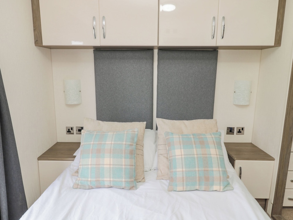 MULBERRY LODGE, pet friendly, country holiday cottage in Felton