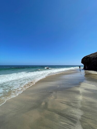 Quiet South Facing Bungalow within a few mins of a safe sandy beach 🔆