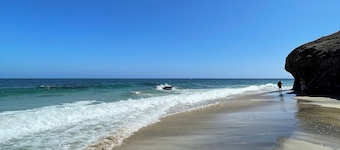 Quiet South Facing Bungalow within a few mins of a safe sandy beach 🔆