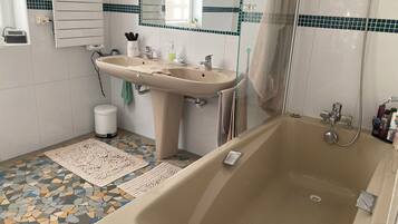 Een haardroger, een bidet, handdoeken, toiletpapier