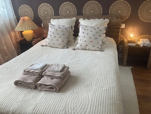 2 عدّة غرف نوم وواي فاي وملاءات أسرّة