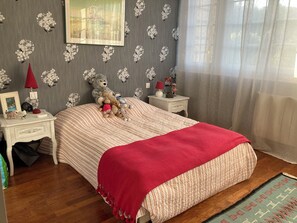 2 عدّة غرف نوم وواي فاي وملاءات أسرّة