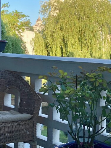 Chambre d’hôtes dans appartement élégant centre ville dans un square