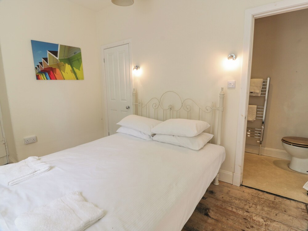 LITTLE DUNBAR COTTAGE, pet friendly, with open fire in Southerness