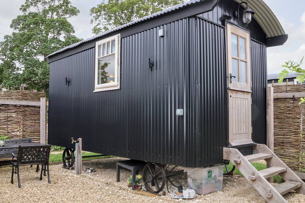 PENNY, pet friendly, character holiday cottage in Pocklington