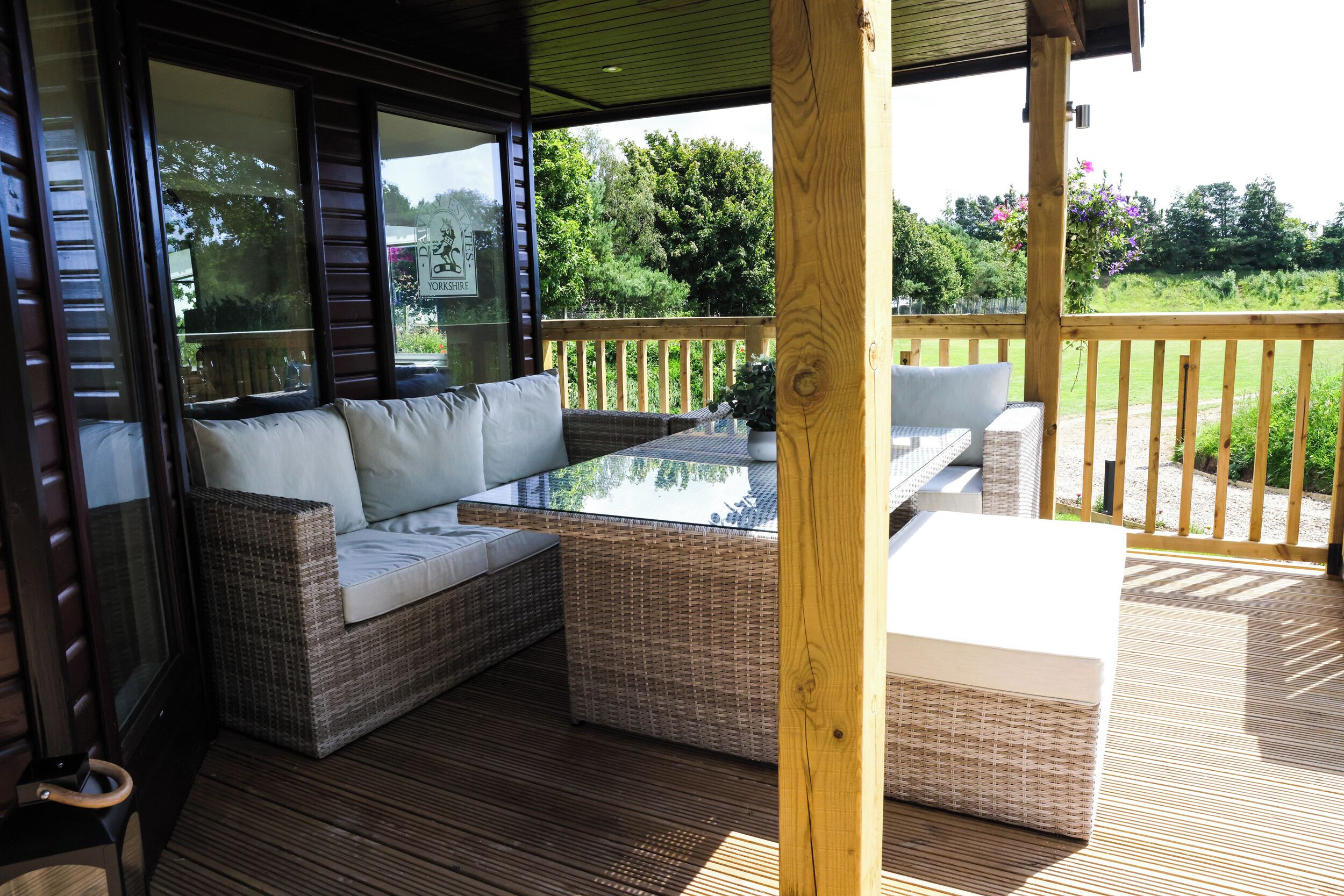 BEDALE VIEW LODGE, with hot tub in East Ayton